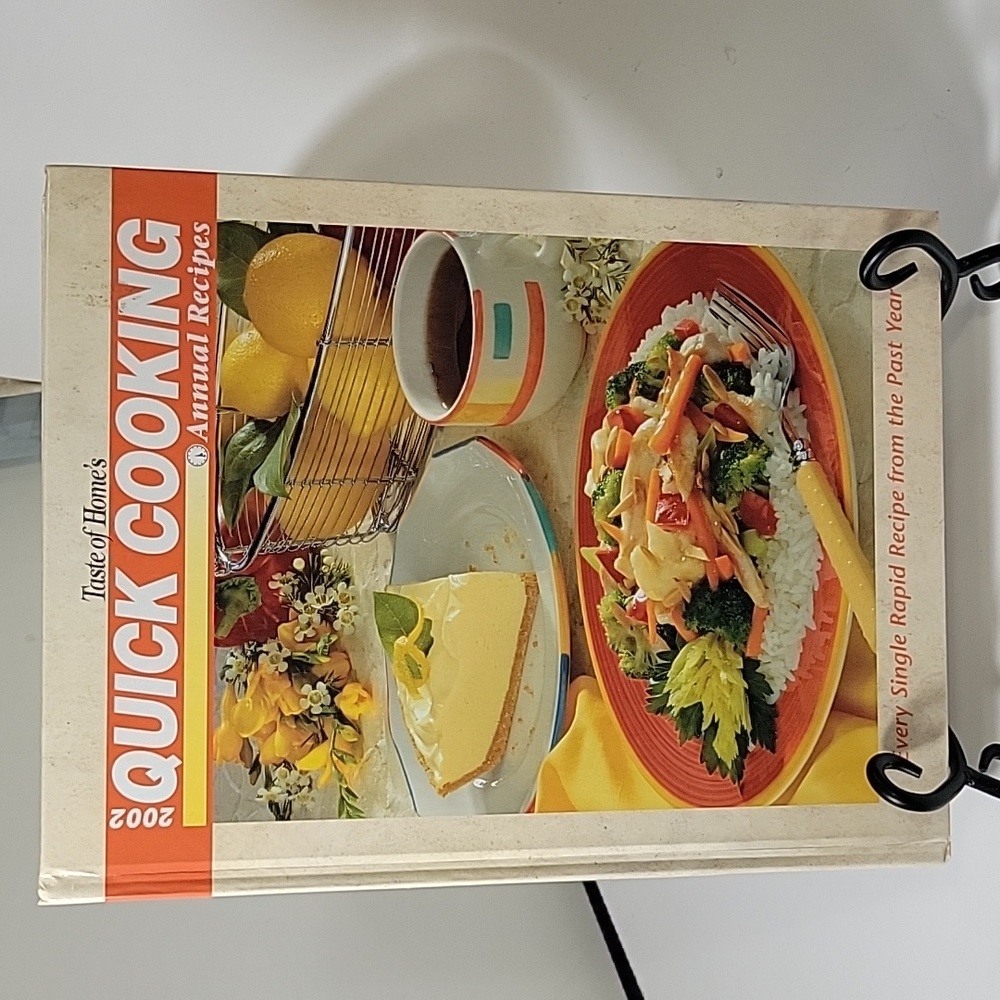 Taste of Home's 2002 Quick Cooking Annual Recipes Book -731 Recipes- 352 Pages